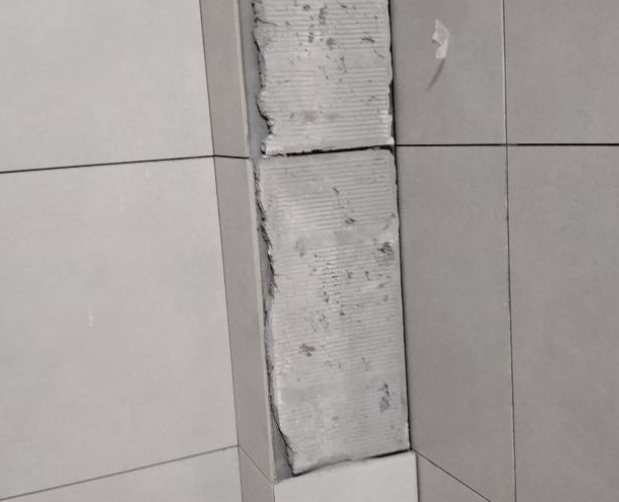 银州瓷砖空鼓维修公司分享下瓷砖施工前基层浇水润湿程度不足，可能导致以下问题